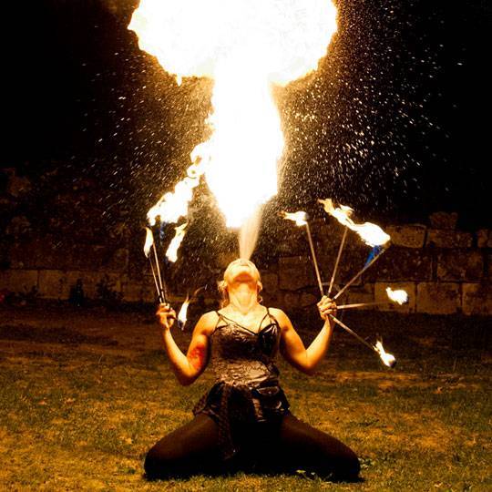 Spectacle cracheur de feu spectaculaire